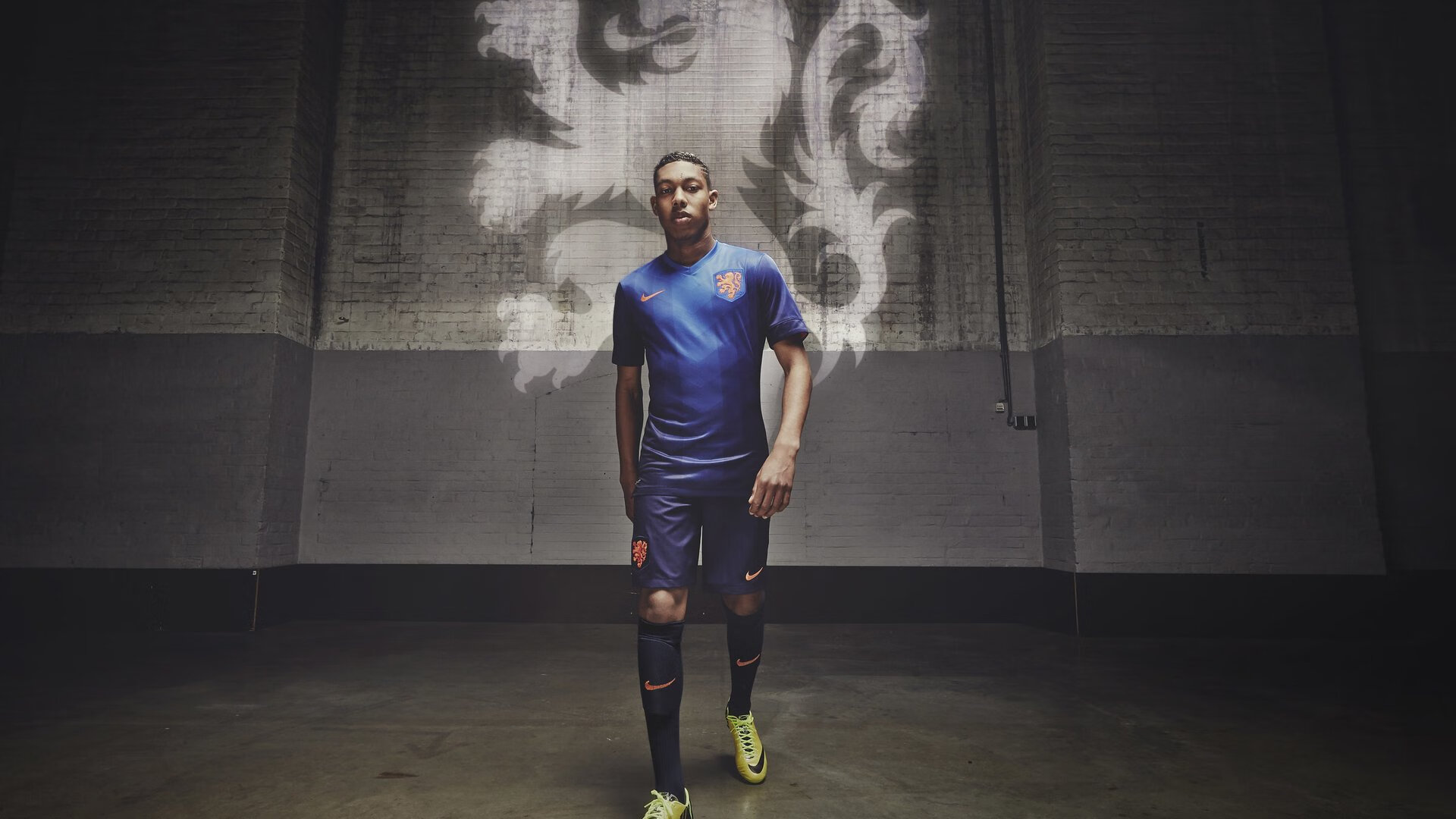 新赛季五大联赛红牌频率与裁判尺度分析，五大联赛红牌停赛规则